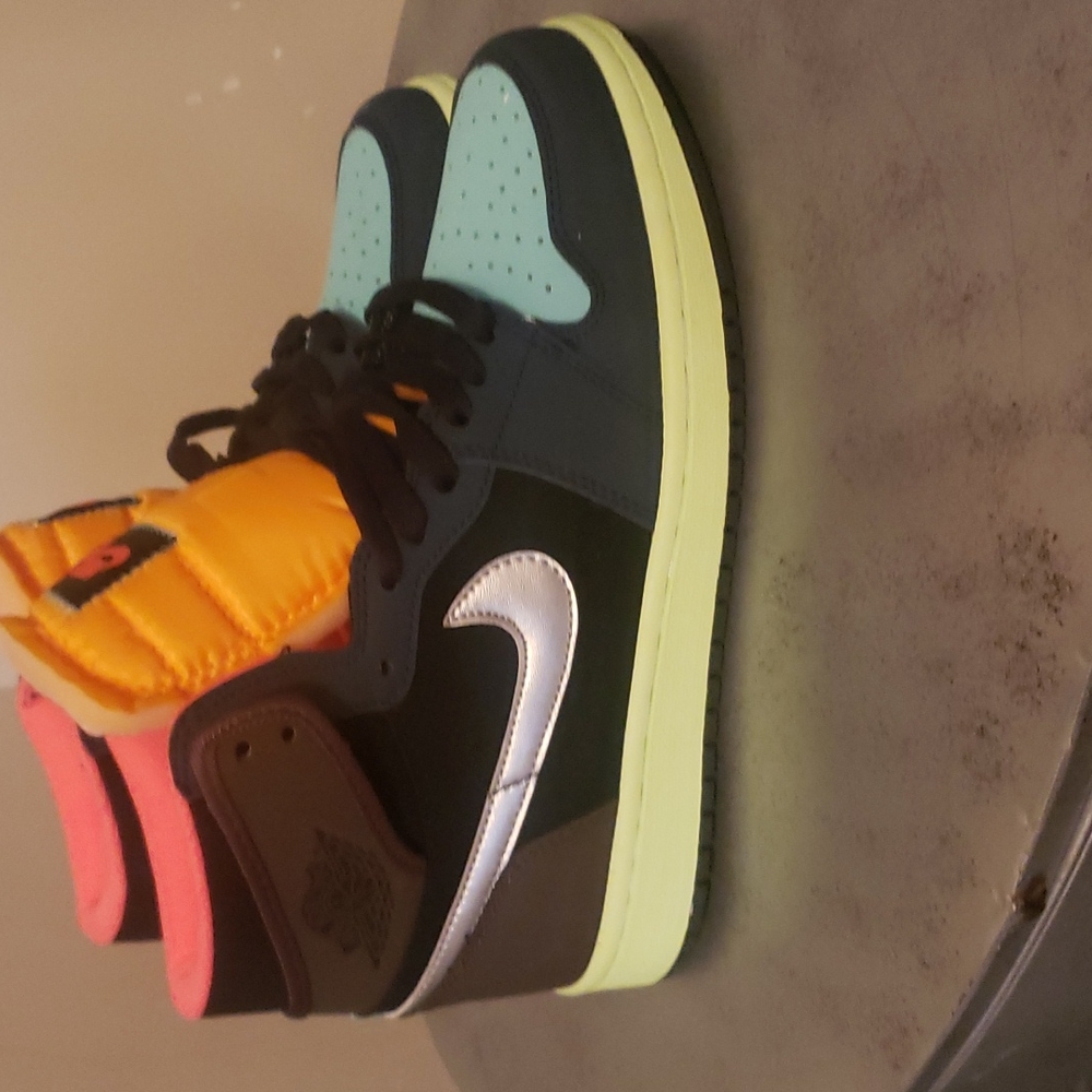 Nike - Picture 2 of 5